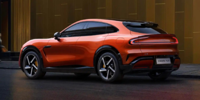 Xiaomi показала кроссовер YU7 с адаптируемым дисплеем на стекле и запасом хода до 835 километров